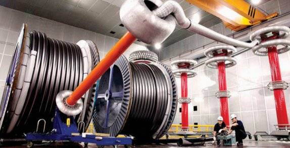 LS전선 직원들이 경북 구미 공장에서 초고압직류송전(HVDC) 케이블을 테스트하고 있다. LS전선 제공