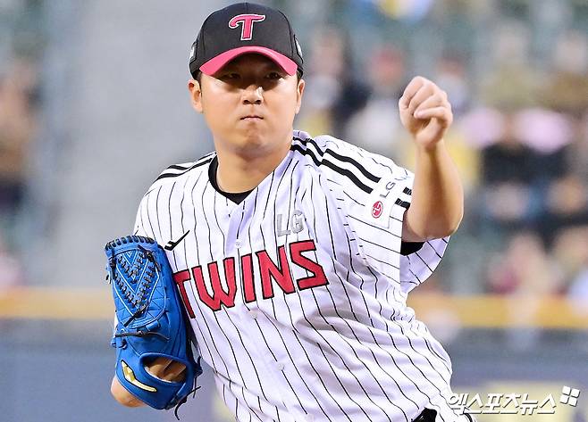 27일 오후 서울 송파구 잠실야구장에서 열린 '2025 신한 SOL Bank KBO리그' 한화 이글스와 LG 트윈스의 경기, 1회초 LG 선발투수 송승기가 공을 힘차게 던지고 있다. 엑스포츠뉴스 DB