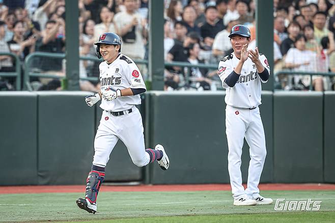 왼쪽에 위치한 롯데 자이언츠 박찬형이 지난 27일 KT 위즈전에서 프로 데뷔 첫 홈런을 친 뒤 홈으로 향하고 있다. 롯데 자이언츠