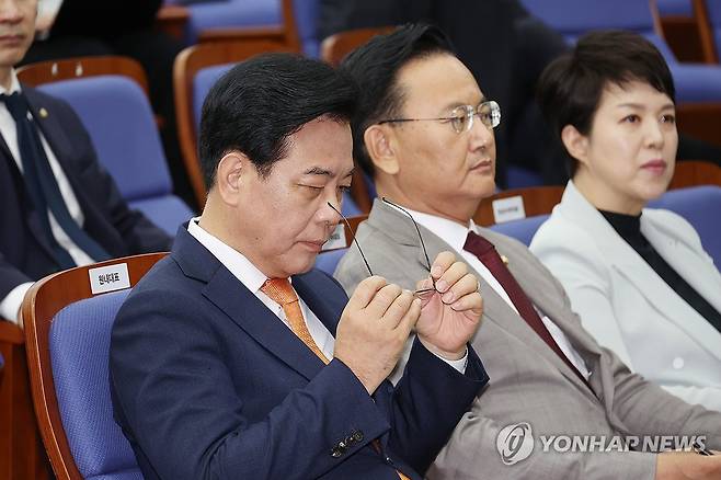 안경 쓰는 송언석 원내대표 (서울=연합뉴스) 박동주 기자 = 국민의힘 송언석 원내대표가 27일 서울 여의도 국회에서 열린 의원총회에서 안경을 쓰고 있다. 2025.6.27 pdj6635@yna.co.kr