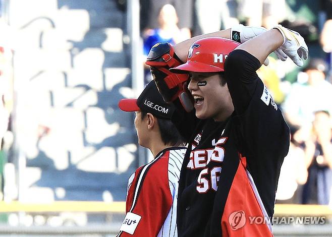 2루타 환호하는 오선우 (서울=연합뉴스) 최재구 기자 = 29일 서울 잠실야구장에서 열린 프로야구 2025 신한 SOL 뱅크 KBO리그 KIA 타이거즈와 LG트윈스의 경기에서 6회 초 원아웃 주자 1, 3루 상황 KIA 오선우가 1타점 2루타를 날리고 환호하고 있다. 2025.6.29 jjaeck9@yna.co.kr