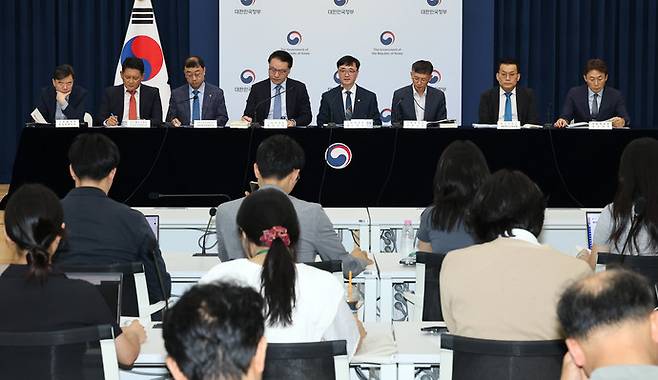 기획재정부 임기근 2차관이 지난 18일 정부세종청사 민원동 공용 브리핑실에서 새 정부 추가경정예산안에 관해 설명하고 있다. 왼쪽부터 기획재정부 김재훈 경제정책국장, 중소벤처기업부 최원영 소상공인정책실장, 과학기술정보통신부 송상훈 정보통신정책실장. 기획재정부 유병서 예산실장. 임기근 2차관, 기획재정부 박금철 세제실장, 행정안전부 한순기 지방재정경제실장, 금융위원회 권대영 사무처장. 연합뉴스