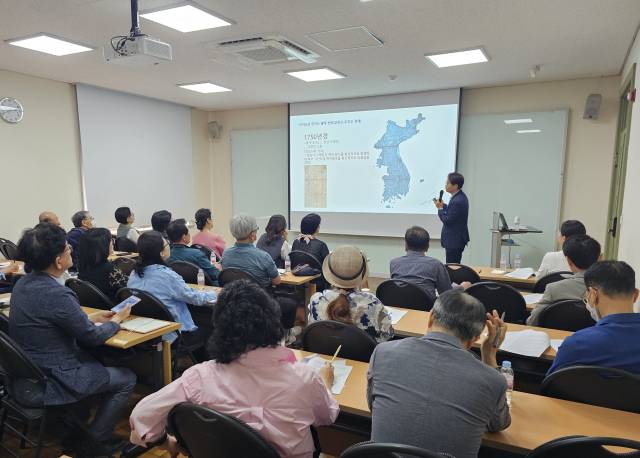 시민들이 대구향토역사관 역사문화강좌를 듣고 있다. 대구문화예술진흥원 제공