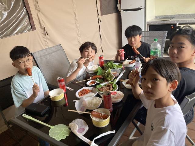 "선생님께서 구워주신 고기가 제일 맛있어요!" 청송 화목초 학생들은 1박 2일 캠핑을 하는 동안 학생들끼리 함께 식사하며 우정을 다졌다. 청송교육지원청 제공