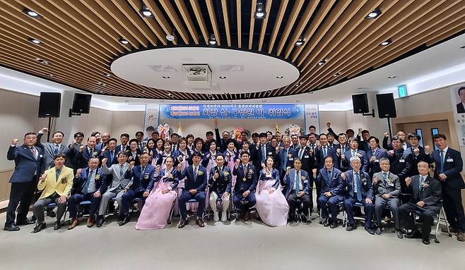 울릉로타리 신구회장단 이 취임식 단체 사진촬영. /울릉로타리클럽 제공