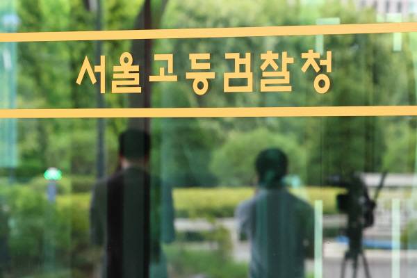 '12·3 비상계엄' 관련 내란·외환 사건을 수사하는 조은석 특별검사팀이 윤석열 전 대통령에게 30일 오전 9시까지 재출석하라고 통보했다. 내란 특검은 지난 28일 윤 전 대통령을 불러 약 15시간 만에 첫 대면조사를 마친 뒤 오는 30일 다시 출석하라고 통지했다. 두 번째 소환에도 조사가 마무리되지 않으면 마무리될 때까지 횟수 제한을 두지 않고 부르겠다는 게 특검 입장이다. 사진은 29일 서울 서초구 서울고등검찰청의 모습. 연합