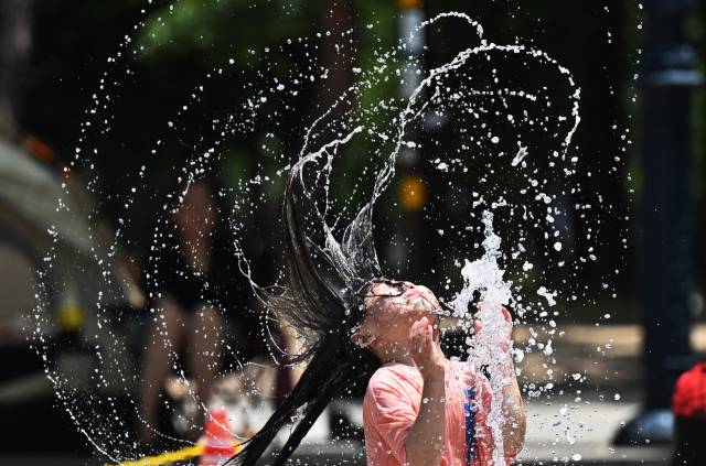 29일 김해시에 폭염경보가 내려진 가운데 내동 연지공원 바닥분수에서 한 어린이가 물놀이를 하며 더위를 식히고 있다./김승권 기자/