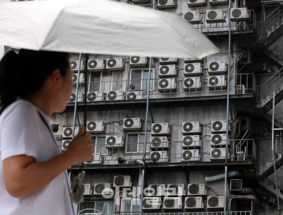 낮 최고기온이 30~35도까지 오르는 무더운 날씨가 이어지며 서울에 나흘째 ‘폭염경보’가 내려진 지난 28일 서울 시내의 한 건물에 에어컨 실외기가 다닥다닥 붙어 있다.(사진=방인권 기자)