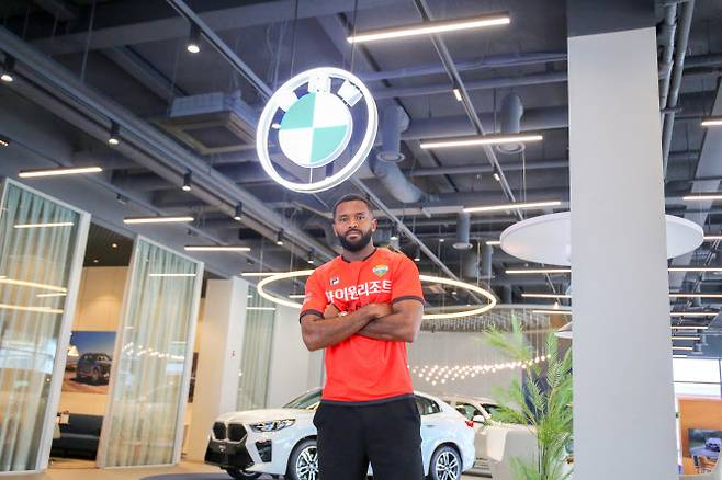 강원FC 유니폼을 입은 브루노 올리베이라. 사진=강원FC