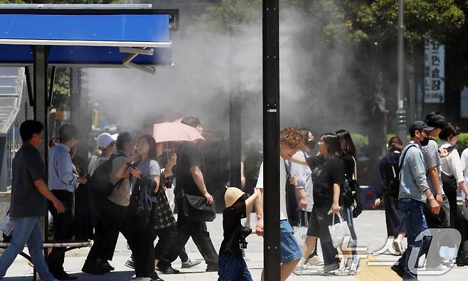 부산 동구 부산역 앞을 지나는 시민과 관광객들 사이로 쿨링포그가 가동되고 있다./뉴스1 ⓒ News1 윤일지 기자