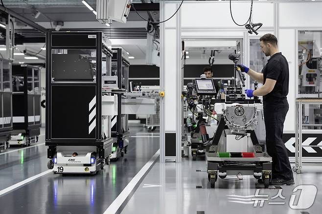 독일 아팔터바흐 메르세데스-AMG 공장에서 엔진을 제작 중인 기술자. (메르세데스-AMG 제공)