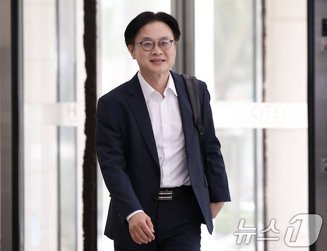 이재명 정부 초대 산업통상자원부 장관으로 지명된 김정관 후보자(두산 에너빌리티 사장)가 30일 오전 서울 강남구 한국기술센터에 마련된 인사청문회 준비단 사무실로 출근하고 있다. 2025.6.30/뉴스1 ⓒ News1 오대일 기자