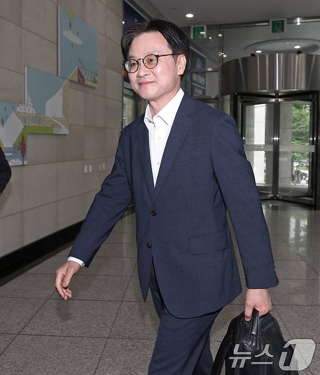 이재명 정부 초대 산업통상자원부 장관에 지명된 김정관 후보자(두산 에너빌리티 사장)가 30일 오전 서울 강남구 한국기술센터에 마련된 인사청문회 준비단 사무실로 출근하고 있다. 2025.6.30/뉴스1 ⓒ News1 오대일 기자