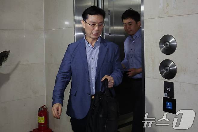 이명현 순직해병 특검과 면담요청을 위해 서초구 특검 사무실을 찾은 임성근 전 해병대 1사단장이 26일 특검과 면담 불발 후 사무실을 나서고 있다. 2025.6.26/뉴스1 ⓒ News1 박세연 기자