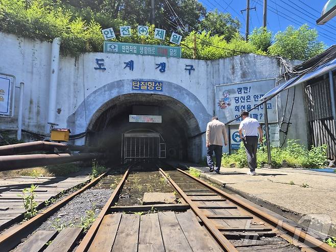 대한석탄공사 도계광업소 직원 조순기 씨(70)와 황경철 씨(64)가 30일 탄광 일대를 둘러보고 있다. 국내 마지막 남은 공영탄광인 도계광업소는 이날을 마지막으로 문을 닫았다.2025.6.30/뉴스1 ⓒ News1 윤왕근 기자