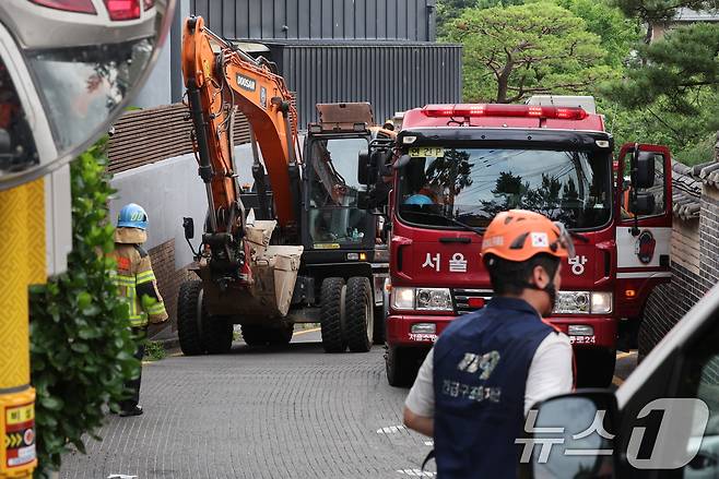 30일 서울 성북구 소재 문화유산인 '성북동 별서(성락원)'에 화재가 발생해 화재진압을 위해 포클레인이 진입하고 있다. 2025.6.30/뉴스1 ⓒ News1 이동해 기자