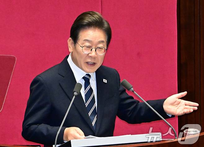 이재명 대통령이 26일 오전 서울 여의도 국회에서 열린 제426회국회(임시회) 제2차 본회의에서 2025년도 제2회 추가경정예산안에 대한 정부의 시정연설을 하고 있다. 2025.6.26/뉴스1 ⓒ News1 국회사진기자단