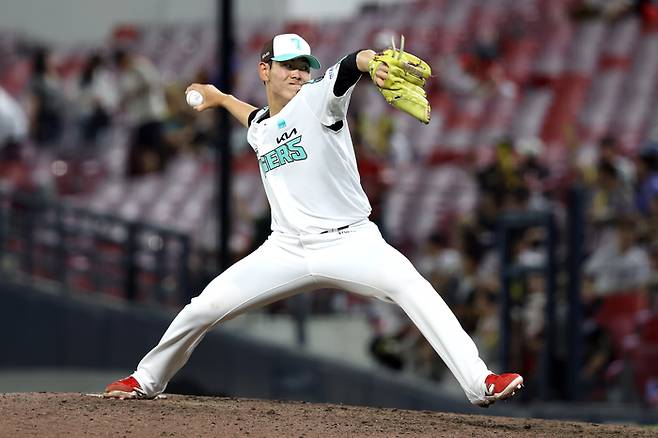 KIA 성영탁이 19일 광주-기아 챔피언스 필드에서 열린 2025 KBO리그 KT전에서 8회 올라와 역투하고 있다. 이날 2이닝 무실점 기록했고, 데뷔 후 15.2이닝 무실점을 일궜다. 타이거즈 프랜차이즈 데뷔 후 최장 이닝 무실점 신기록이다. 사진 | KIA 타이거즈