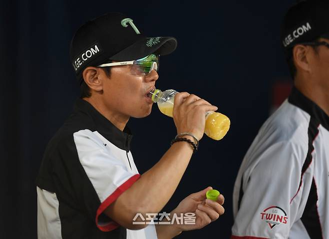 LG 염경엽 감독이 음료를 마시고 있다. 잠실 | 최승섭기자 thunder@sportsseoul.com