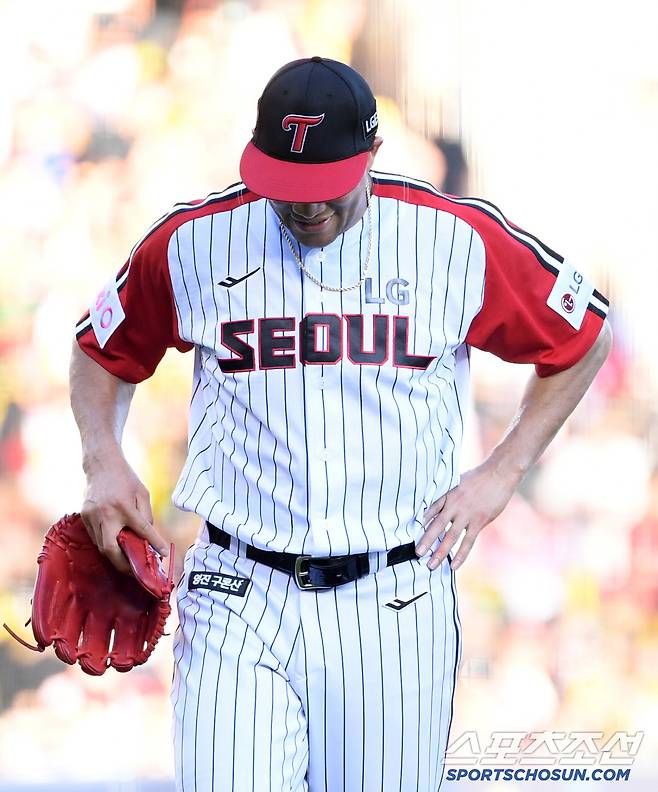 29일 잠실구장에서 열린 LG 트윈스와 KIA 타이거즈의 경기. LG 선발 치리노스가 6회를 마치지 못하고 마운드에서 내려오고 있다. 잠실=박재만 기자 pjm@sportschosun.com/2025.06.29/