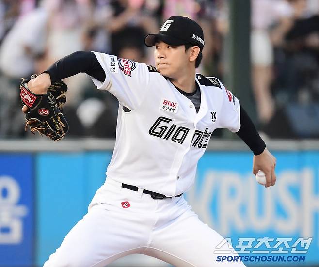 28일 부산 사직구장에서 열린 롯데와 KT의 경기. 투구하고 있는 롯데 홍민기. 부산=송정헌 기자songs@sportschosun.com/2025.06.28/