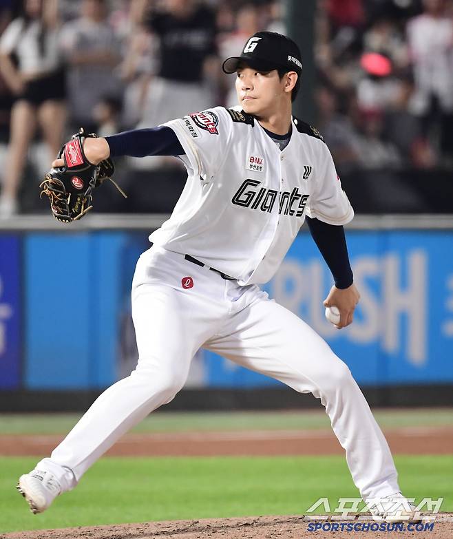 27일 부산 사직구장에서 열린 롯데와 KT의 경기. 투구하고 있는 롯데 홍민기. 부산=송정헌 기자songs@sportschosun.com/2025.06.27/