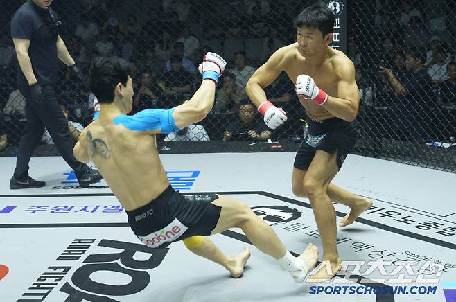 윤형빈의 라이트 펀치에 밴쯔가 쓰러지고 있다. 사진제공=로드FC