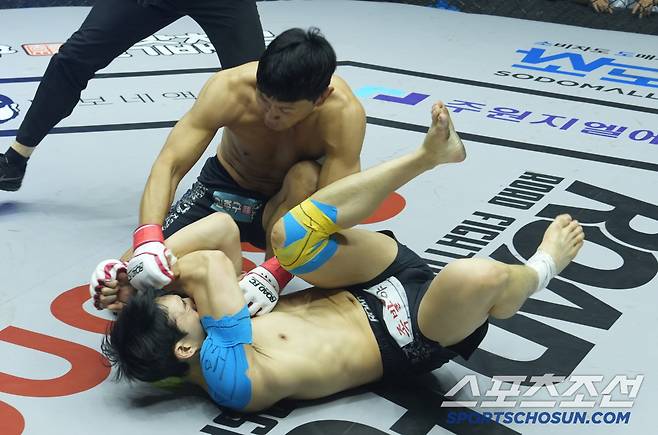 윤형빈이 쓰러진 밴쯔에게 파운딩을 날리고 있다. 사진제공=로드FC