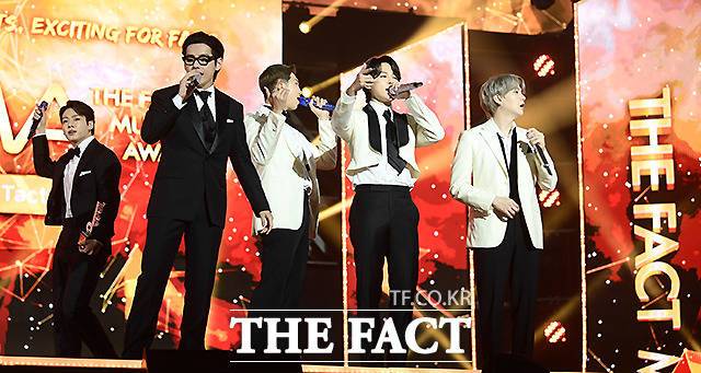 방탄소년단은 2018년 'LOVE YOURSELF' 시리즈 2개 앨범 연속 미국 '빌보드 200' 정상에 올려놓았고 영국 BBC는 "21세기 비틀스이자 세계적 팝 센세이션"이라고 평했다. 사진은 '2021 더팩트 뮤직 어워즈' 당시 모습. /더팩트 DB