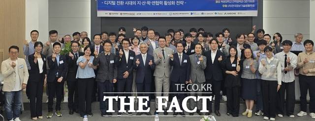 한국정보기술응용학회 2025 춘계학술대회에서 참석자들이 기념사진을 촬영하고 있다. /목원대