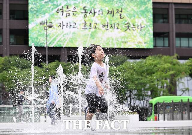 서울 전역에 올해 첫 폭염주의보가 발효된 30일 서울 종로구 광화문광장 바닥분수를 찾은 어린이가 물놀이를 즐기며 더위를 식히고 있다. /박헌우 기자