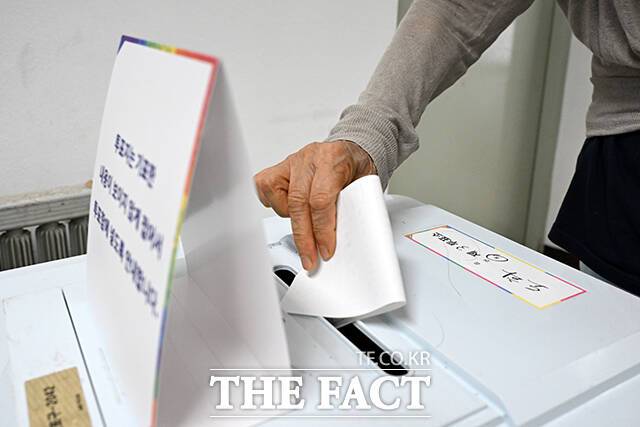 30일 경잘에 따르면 서울경찰청은 지난 27일 기준 이번 대선 관련 총 710건, 930명을 수사하고 있다. 이 중 금품수수와 불법단체동원, 공무원의 선거관여, 허위사실유포, 선거폭력 등 5대 선거범죄는 181건, 333명이며 114명 송치, 2명은 구속됐다./서예원 기자