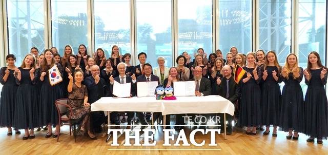 조규일 진주시장을 비롯한 진주시 대표단이 독일 도르트문트시청을 방문해 양 도시 간 문화예술 및 청소년 교류 협력 방안을 논의했다./진주시