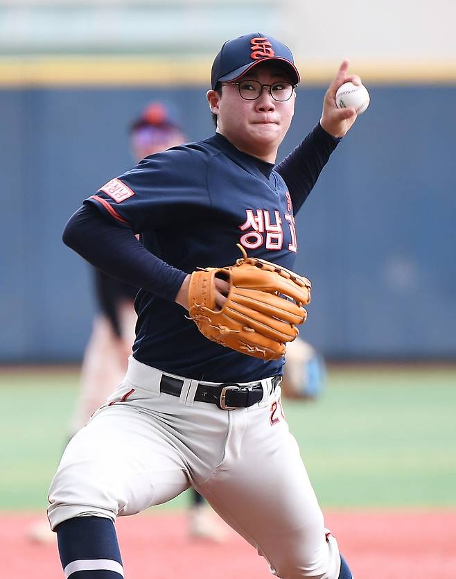 30일 서울 목동구장에서 열린 제80회 청룡기 고교야구선수권 대회 및 주말리그 왕중왕전 1라운드 성남고와 안산공고의 경기. 성남고 선발투수 문정서가 투구하고 있다. /정재근 스포츠조선 기자