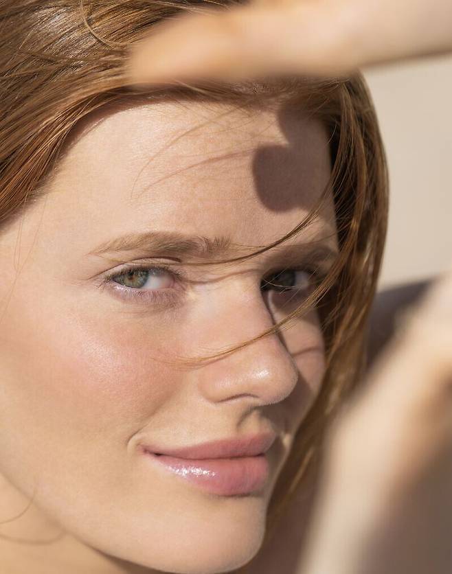 선스틱의 매력은 메이크업 위에 덧바르거나 햇빛에 노출되는 특정 부위만 빠르게 덧바를 수 있다는 점이다. 시슬리.