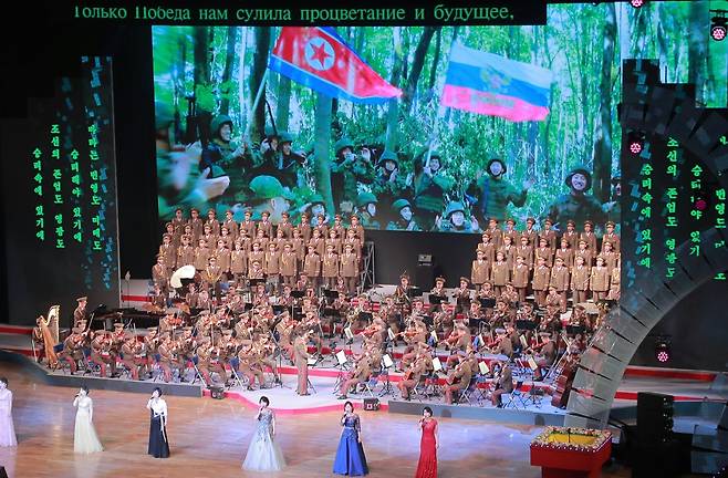 북한 노동당 기관지 노동신문은 30일 북러조약 체결 1주년을 맞아 김정은 북한 노동당 총비서가 올가 류비모바 러시아 문화상을 졉견하고 예술 공연을 관람했다고 보도했다. /뉴스1