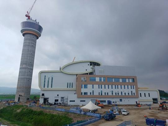 서산시 친환경 체험관광형 자원회수시설 전망대가 94m 굴뚝 상부에 인양됐다. 공정률 89%, 오는 10월부터 하루 200t 규모의 생활 쓰레기를 처리할 수 있다. 서산시 제공