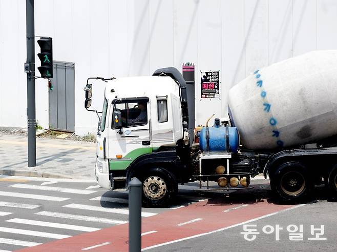 17일 인천 서구의 한 공사현장 인근 횡단보도에서 대형 화물차가 일시정지 않고 곧바로 우회전하고 있다. 보행자 신호등에는 녹색불이 들어왔다. 인천=변영욱 기자 cut@donga.com