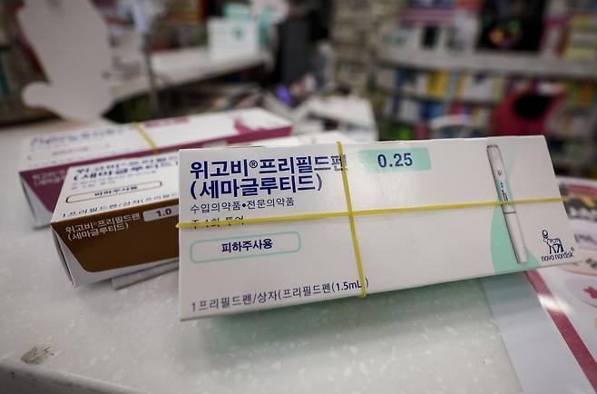 17일 서울 강남구의 한 약국에 덴마크 제약사 노보노디스크가 개발한 비만치료제 ‘위고비‘가 놓여 있다. ’위고비‘는 펜 모양 주사 1개로 주 1회, 1개월(4주)씩 투여하도록 개발된 덴마크 제약사 노보 노디스크의 비만 치료제로, 의사가 처방한 뒤 약사 조제·복약지도에 따라 쓰이는 전문의약품이다. 뉴시스