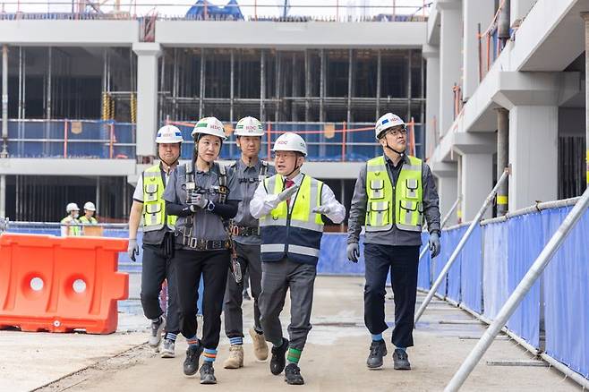 지난 27일 정경구 HDC현대산업개발 대표이사(오른쪽 두번째)가 경기 광주시 '곤지암역 센트럴 아이파크' 현장에서 장마 취약시설 등을 점검하고 있다. HDC현대산업개발 제공