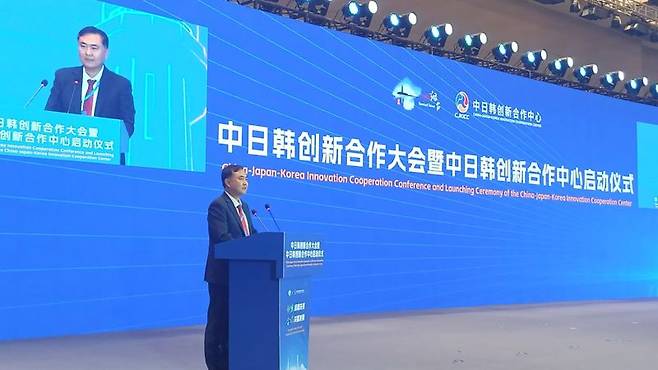 우수근 한중글로벌협회장이 지난 25일 중국 산둥성에서 열린 '한중일 혁신협력센터' 출범식에 참석, 축사를 하고 있다. 우 회장은 "이번 센터는 한중일 3국간 혁신분야 협력을 위한 중요한 플랫폼이 될 것"이라고 강조했다. 한중글로벌협회 제공