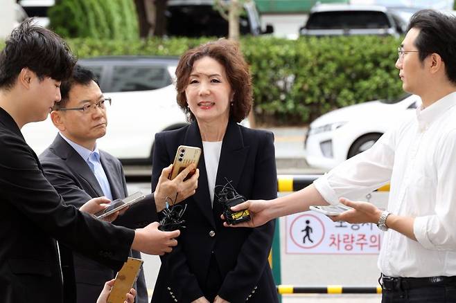 이진숙 사회부총리 겸 교육부 장관 후보자가 30일 오전 서울 여의도 한국교육시설안전원에 있는 사무실로 출근하며 취재진의 질문에 답하고 있다. 사진=서동일 기자