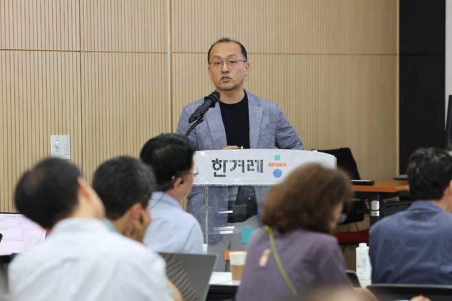 최영준 연세대 교수(행정학)가 27일 오후 서울 마포구 공덕동 한겨레신문사 3청 청암홀에서 열린 ‘한국 사회·정치 극단화 진단과 전망’ 포럼에서 ‘한국 사회·정치 극우 성향을 읽다: 세대별 성향과 사회적 요인’을 주제로 기조발제를 하고 있다. 김영원 기자 forever@hani.co.kr