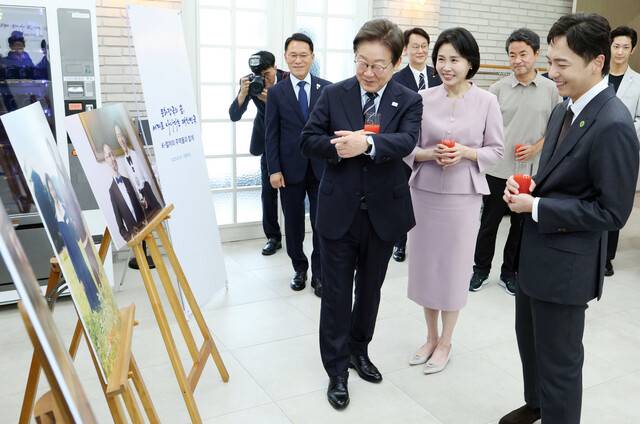 이재명 대통령과 김혜경 여사가 30일 서울 용산 대통령실 파인그라스에서 열린 문화예술계 수상자 간담회에서 참석자들과 환담을 하고 있다. 연합뉴스