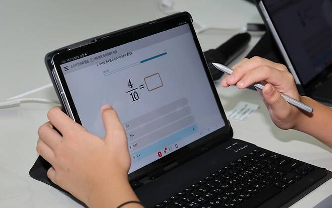 2024년 9월 2024 에듀테크 코리아 페어에서 인공지능 디지털교과서 시연 수업이 열리고 있다. 신소영 기자 viator@hani.co.kr