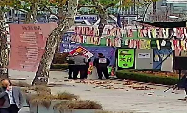 사건 당시 상황이 담긴 폐쇄회로 텔레비전(CCTV·시시티브이) 모습. 김선영 금속노조 자동차판매연대 지회장이 손팻말로 카메라 화면을 막고 있다. 김선영 지회장 제공