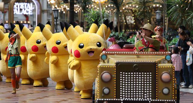 인형탈을 쓴 연기자들이 지난달 6일 서울 송파구 롯데월드에서 피카츄 퍼레이드 공연을 펼치고 있다. 뉴시스