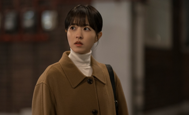 '미지의 서울'은 박보영의 활약이 두드러지는 작품이다. 그는 두 명의 캐릭터를 연기했는데, 이 인물들은 서로의 쌍둥이 자매인 척하며 살아갔다. tvN 제공