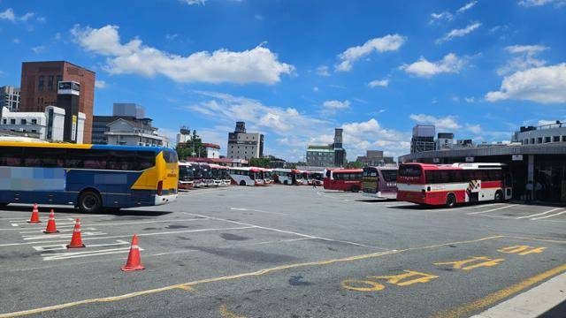 30일 전주시외버스터미널에 버스들이 배차돼 있다. 김혜지 기자