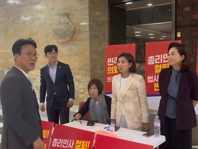김민석 국무총리 후보자(맨 왼쪽)가 30일 서울 여의도 국회 로텐더홀에서 농성 중인 나경원 국민의힘 의원(왼쪽 네 번째)과 대화를 하고 있다. 뉴스1